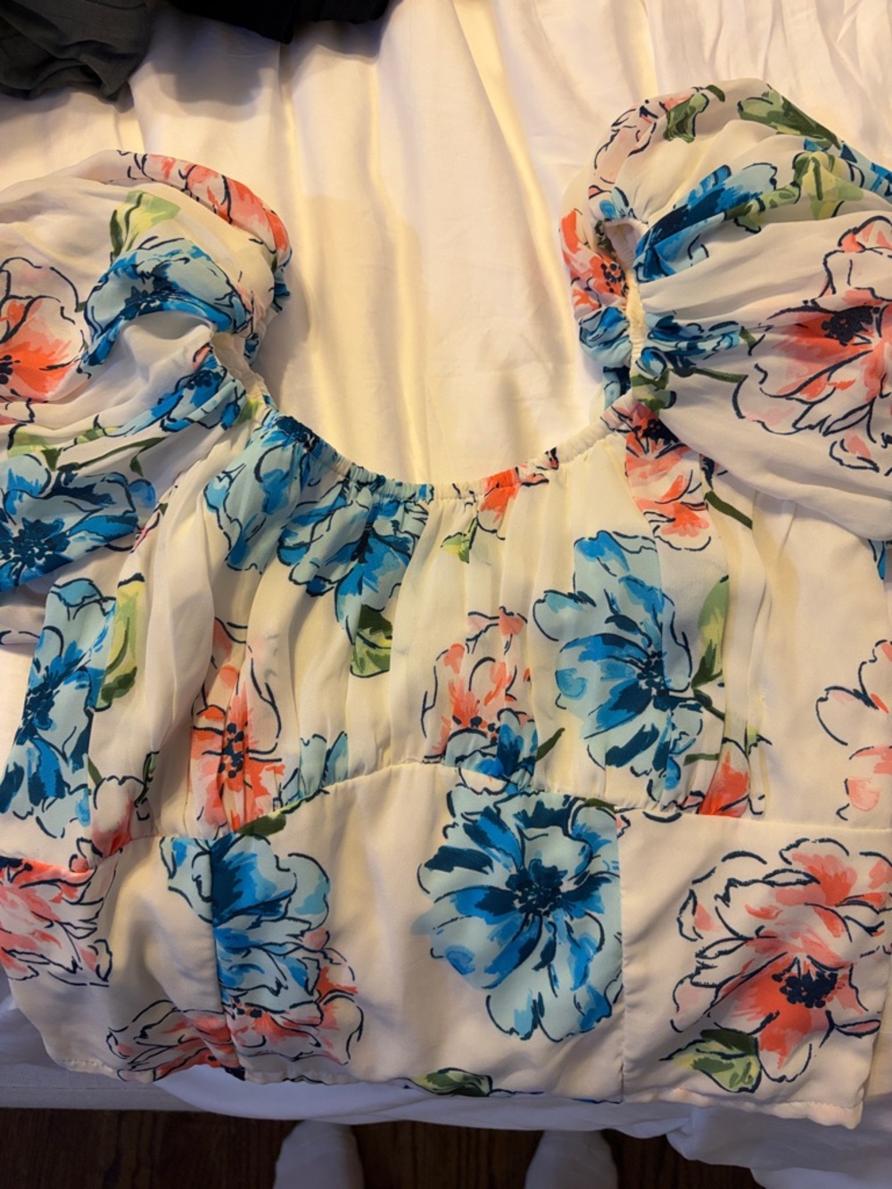 Abercrombie & Fitch White Floral Puff-Sleeve Crop Top with Blue & Coral Flowers
